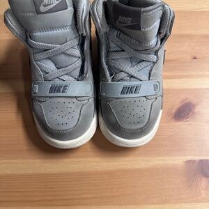 Nike Kids Gray High-Top Sneakers use